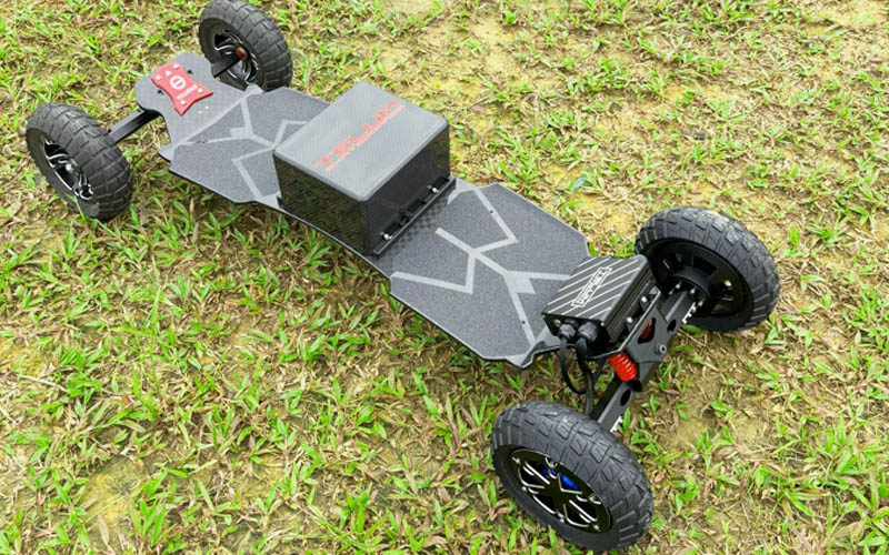 Telum 2wd electric skateboard on the grass