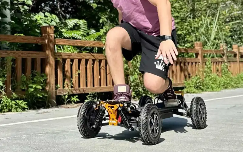 riding ecomobl m24 pro e-board on the road